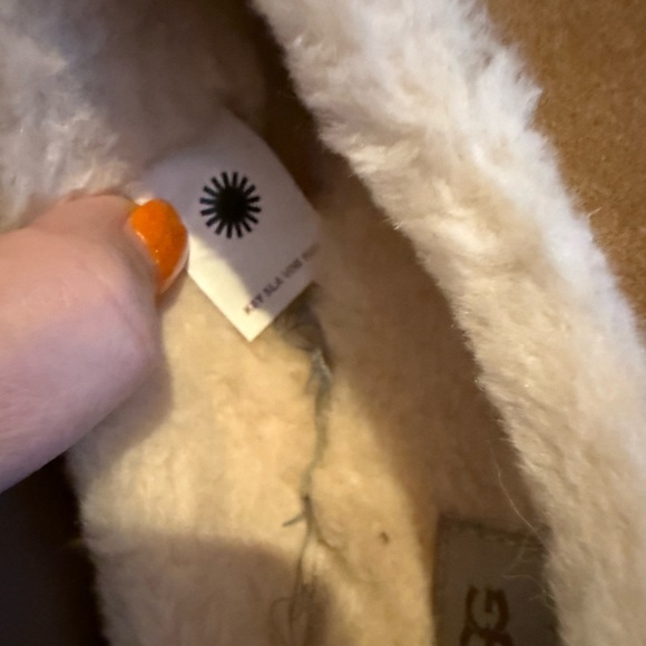 UGG Tan Suede shoes  with Soft White sheepskin Interior NWOT. SEE NEW PHOTOS - Picture 6 of 13